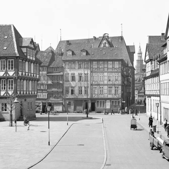 Der neue Ballhof, Ballhofplatz, Roßmühle und Burgstraße 35, 36, 37 und 38 (angeschnitten), Foto von Hans Pusen, 1938 oder Juni 1940